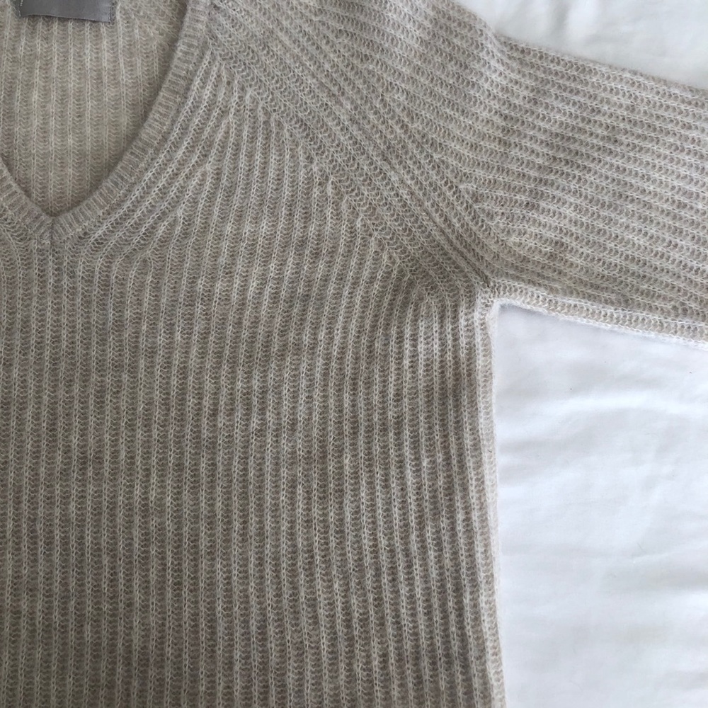 Everlane Alpaca V Neck Sweater - Picture 4 of 8